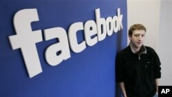 Facebook conecta a cerca de 900 millones de personas en todo el mundo y con el paso del tiempo espera fabricar sus propios dispositivos móviles. 