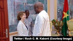 La ministre française des Armées, Florence Parly, à gauche, s'est entretenue avec le président burkinabè Roch Marc Christian Kaboré, à Ougadougou, Burkina, 20 juillet 2018. (Twitter/Roch C. M. Kaboré)