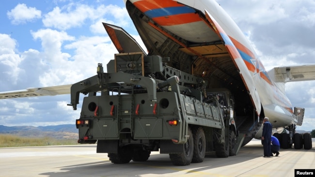 2019年7月12日俄罗斯S-400导弹防御系统第一部分从土耳其安卡拉附近的俄罗斯飞机上卸下。