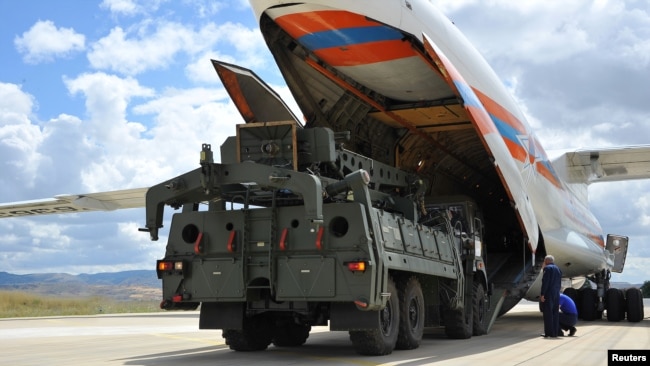 Rusiyanın S-400 raket müdafiə sisteminin ilk hissələri Ankara şəhəri yaxınlığındakı hərbi bazaya çatdırılır, 12 iyul, 2019.