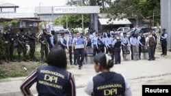 Las fuerzas de seguridad operan fuera de la prisión de mujeres del Centro Femenino de Adaptación Social (CEFAS) luego de un motín mortal en Tamara, en las afueras de Tegucigalpa, Honduras, el 20 de junio de 2023.