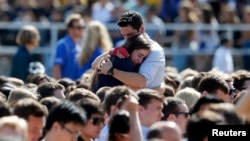 Para mahasiswa di Universitas California Santa Barbara mengenang rekan mereka yang tewas dalam insiden penembakan (27/5). 