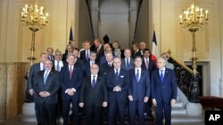 Primer ministro iraquí, Haider al-Abadi, tercero desde la izquierda, ministro de Relaciones Exteriores de Francia, Laurent Fabious, centro, y vice secretario de Estado de EE.UU. Antony Blinken, segundo desde la derecha, tras la reunión en París.
