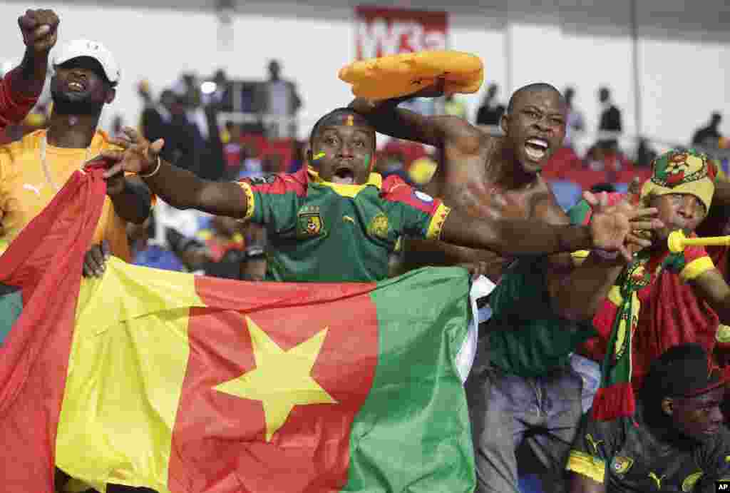 Les supporters du Cameroun chantent dans le stade avant le match contre le Burkina Faso au Stade de l'Amitié, à Libreville, au Gabon, le 14 janvier 2017.