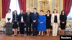 Italijanski predsednik Serđo Matarela i premijer Đuzepe Konte sa ministarkama u novoj vladi, 5. septembar 2019.