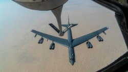 جریان سوختگیری بم افگن بی-۵۲ در جریان پرواز