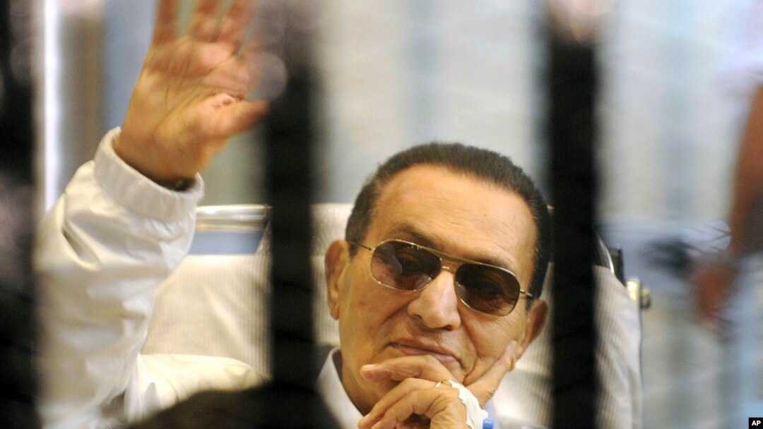 Mantan Presiden Mesir, Hosni Mubarak saat menghadiri sidang di Kairo, 13 April lalu (Foto: dok). Pengadilan banding Mesir menunda sidang kedua atas Mubarak, hingga 10 Juni mendatang.