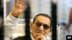 Mantan Presiden Mesir, Hosni Mubarak saat menghadiri sidang di Kairo, 13 April lalu (Foto: dok). Pengadilan banding Mesir menunda sidang kedua atas Mubarak, hingga 10 Juni mendatang.