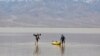 Jay Coley, lijevo, i Dede Barney, oboje iz St. Georgea, Utah, nalaze se na jezeru Manly, privremenom jezeru nastalom od jake kiše, u Nacionalnom parku Dolina smrti, Kalifornija, 24. februara 2024. 