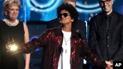 Bruno Mars memenangkan album, rekaman dan lagu terbaik tahun ini, juga untuk album R&B terbaik, penampilan R&B terbaik dan lagu R&B terbaik pada Grammy Awards ke-60 Minggu (28/1). 