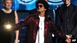 Bruno Mars recibe el premio al mejor álbum del año por "24K Magic", en la 60a. entrega anual de los premios Grammy en Nueva York.