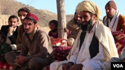 ملک محمدخان مطبوعاتو ته خواست کړی چې "زمونږ د مشورې نه بغېر په مونږ پسې د دروغو خبرونه مه چلوئ".
