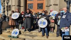 Sindikat lekara i farmaceuta održao je komemorativni skup svojim kolegama preminulim od koronavirusa, ispred Vlade Srbije, u Beogradu, 15. februara 2021. (Foto: Rade Ranković, VoA)