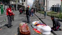 Personas rodean los féretros de algunos de los fallecidos en las protestas en Bolivia, distintas organizaciones civiles acusan a la policía de uso excesivo de la fuerza.