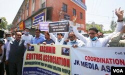 Journalists take part in a demonstration highlighting the shrinking space of media freedom, in Srinagar, Kashmir. (Daanish Bin Nabi/VOA)