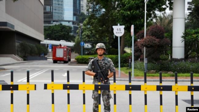 一名士兵守卫中国人民解放军驻港部队总部的大门。（2019年8月29日）