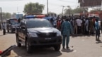 Les services d'urgence, la police et les habitants se rassemblent sur les lieux d'un attentat-suicide près d'un marché, à Maiduguri, Nigeria, 11 décembre 2016.