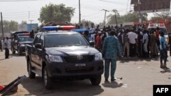 Les services d'urgence, la police et les habitants se rassemblent sur les lieux d'un attentat-suicide près d'un marché, à Maiduguri, Nigeria, 11 décembre 2016.