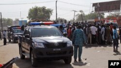 Les services d'urgence, la police et les habitants se rassemblent sur les lieux d'un attentat-suicide près d'un marché, à Maiduguri, Nigeria, le 11 décembre 2016.