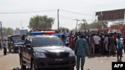 Les services d'urgence, la police et les habitants se rassemblent sur les lieux d'un attentat-suicide près d'un marché, à Maiduguri, Nigeria, 11 décembre 2016.