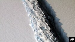 Fotografija NASA-e pokazuje pukotinu u ledenom pokrivaču poluostrva Larsen C. 