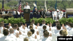 美国海警队司令2017年5月17日带领2017届海警学院毕业生宣示就职” （美国国防部视频截图） 