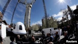 Jeff Bezos, pendiri Amazon and Blue Origin, memaparkan kepada media tentang roket pendorong New Shepard dan contoh Kapsul Kru di Simposium Antariksa ke-33 di Colorado Springs, Colorado, Amerika Serikat, 5 April 2017.