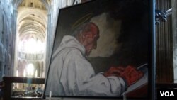 Bức hoạ Linh mục Jacques Hamel, người đã bị các phần tử Nhà nước Hồi giáo đâm chết ngay tại bàn thờ hồi tháng Bảy, được treo ở nhà thờ Rouen.