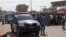 Les services d'urgence, la police et les habitants se rassemblent sur les lieux d'un attentat-suicide près d'un marché, à Maiduguri, Nigeria, le 11 décembre 2016.