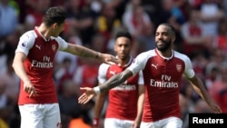 Le joueur d'Arsenal Alexandre Lacazette fête son but avec Granit Xhaka, à Londres, Angleterre, le 22 avril 2018.