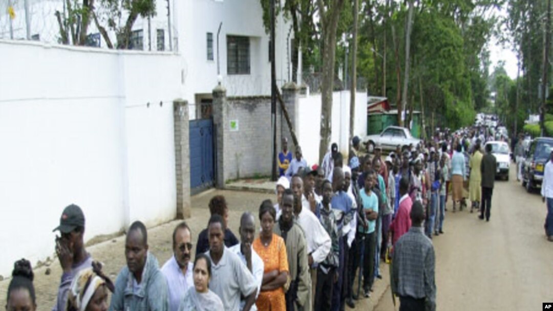 Wakenya wakisubiri kupiga kura katika shule ya msingi ya Westland, Nairobi .