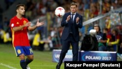 Championnat de l'UEFA Euro U21 au Stade Cracovia à Cracovie, Pologne le 30 juin 2017. L'entraîneur de l'Allemagne, Stefan Kuntz, observe l'Espagnol Jonny attraper le ballon.