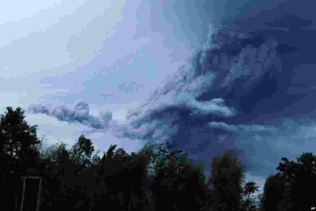 Gunung Merapi memuntahkan bahan vulkanik saat meletus, seperti terlihat dari Pakem dekat Yogyakarta (18/11). (AP/Slamet Riyadi)