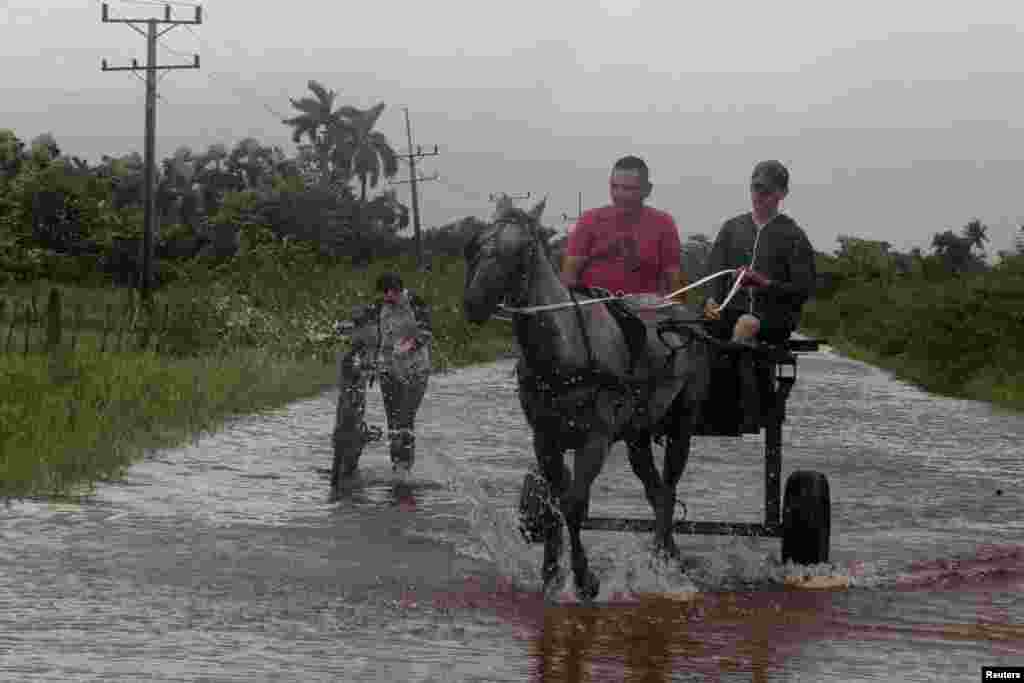 Los fuertes vientos y la lluvia inundaron carreteras, arrancaron techos de casas y arrancaron plantas de banano, destruyendo cultivos e impulsando a las autoridades a cerrar escuelas y puertos en gran parte de la mitad occidental de Cuba.