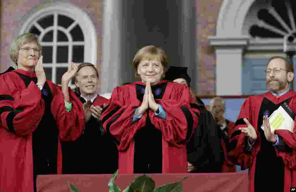 آنگلا مرکل صدراعظم آلمان به حاضران در مراسمی در دانشگاه هاروارد آمریکا ادای احترام می کند. او از این دانشگاه دکترای افتخاری گرفت.