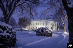 2019年1月13日一场大雪中的白宫夜景