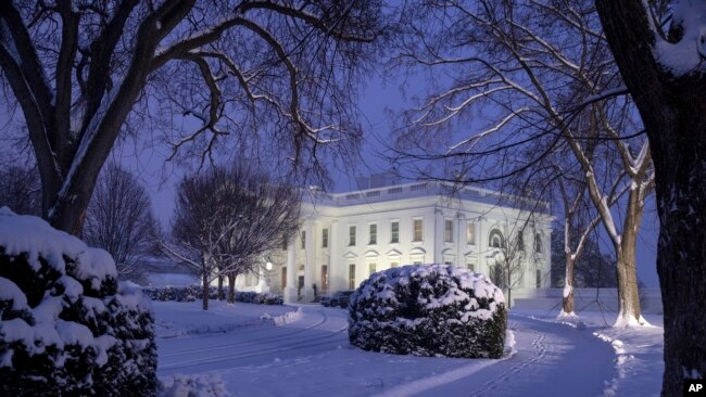 2019年1月13日一场大雪中的白宫夜景。
