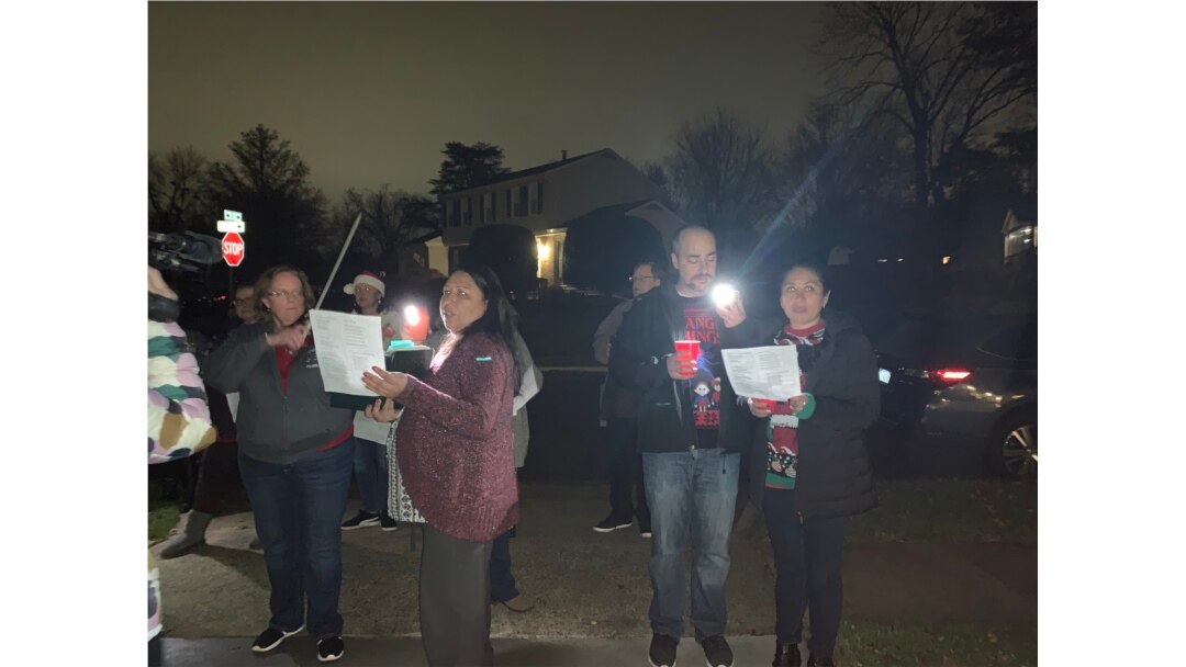 Caroling bersama para tetangga di Centreville. (Foto: VOA/Maria Iman Santoso)