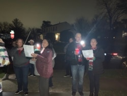 Caroling bersama para tetangga di Centreville. (Foto: VOA/Maria Iman Santoso)