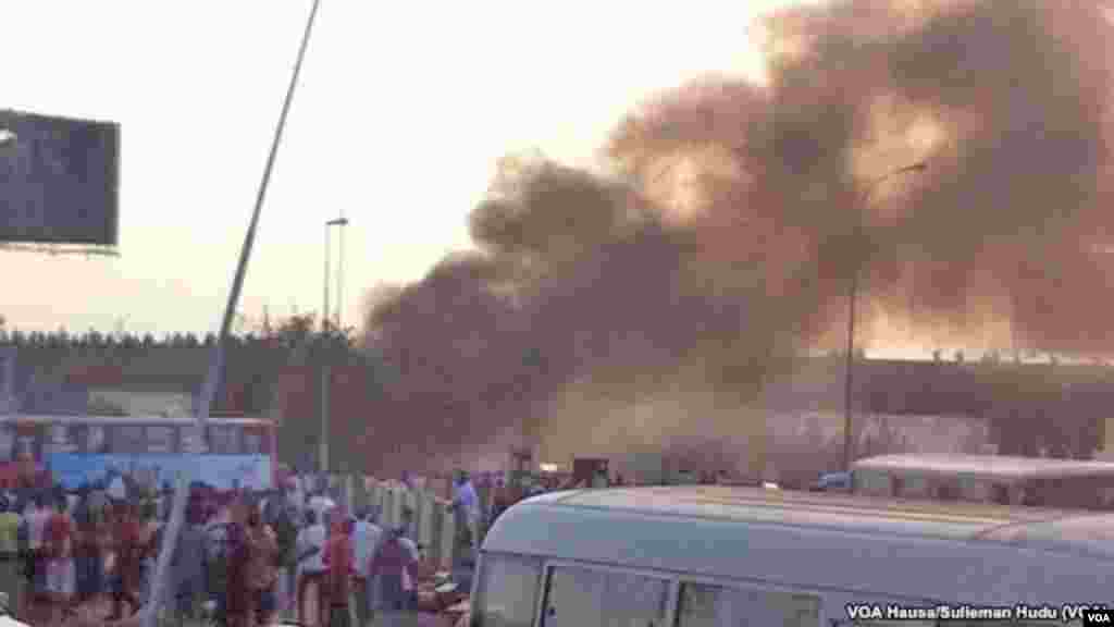 Uma multidão de gente reúne-se em Nyanya onde explodiu uma bomba, a 16 quilómetros do centro da cidade de Abuja, Abril 14, 2014. (Sulieman Hudu/VOA Hausa)