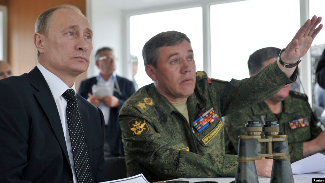 Presiden Rusia Vladimir Putin (kiri) menerima penjelasan dari seorang pejabat tinggi militer saat mengamati latihan militer Rusia (foto: dok).