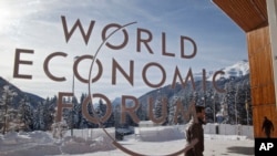 El Foro de Davos reúne anualmente a las personas más adineradas y poderosas del mundo, para debatir temas como la economía, el cambio climático y la guerra, y las posibles soluciones.