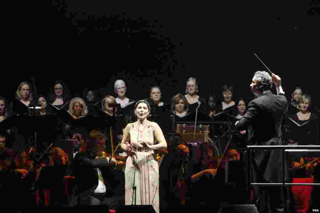 Andrea Bocelli interpretó clásicos temas de ópera y baladas como parte del repertorio en el que presentó su última producción musical "Passione".
