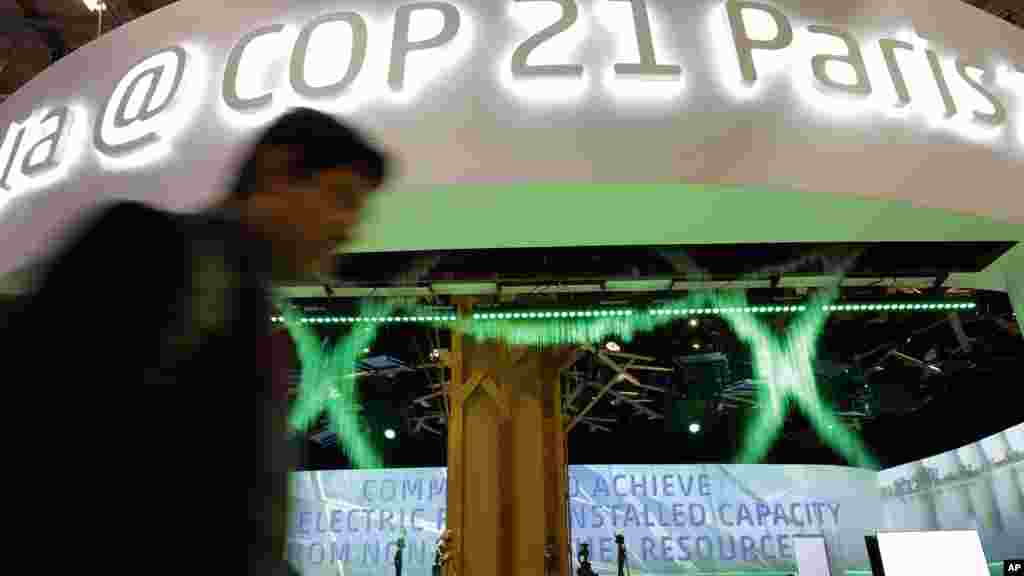 Un&nbsp; homme&nbsp;passe devant&nbsp;le&nbsp;Pavillon indien à la&nbsp;COP21, 7 décembre 2015&nbsp;au Bourget.