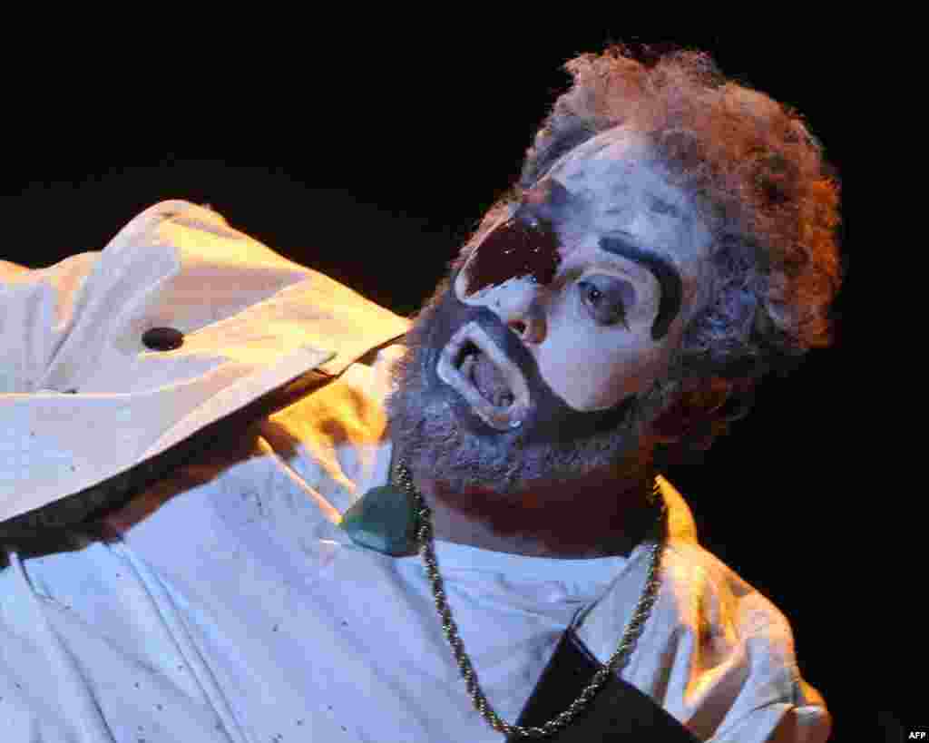 Король в костюме клоуна