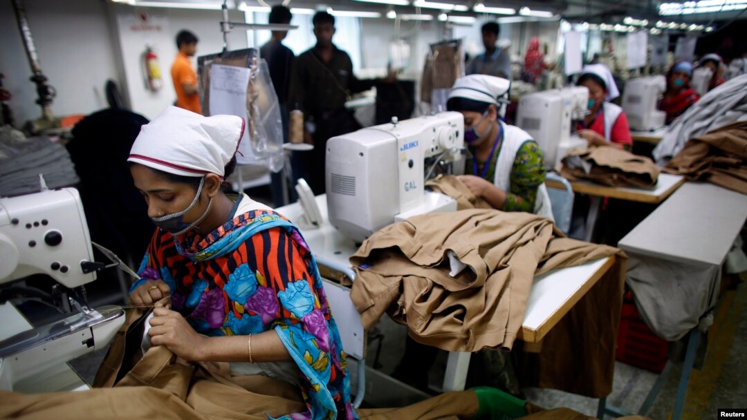Para pekerja perempuan di pabrik garmen Goldtex Ltd di kawasan Pemrosesan Ekspor Dhaka (DEPZ), Savar, Bangladesh (Foto: dok). Bangladesh membuka kembali ratusan pabrik garmen setelah sempat ditutup pasca tragedi runtuhnya pabrik yang menewaskan lebih dari 1.100 orang bulan lalu.