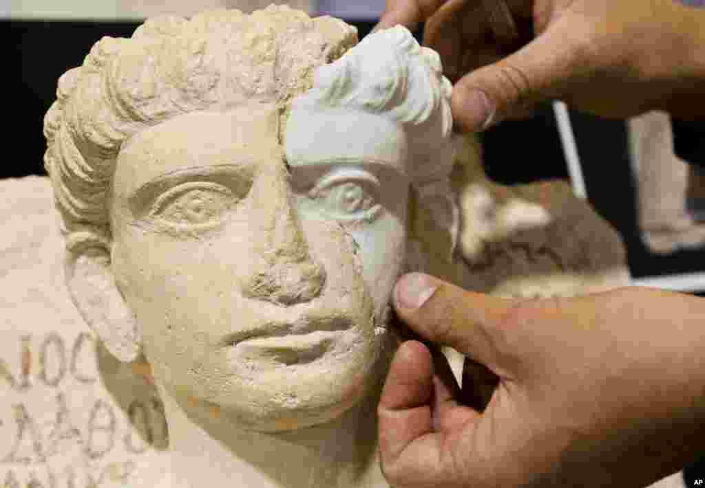 این مجسمه از قرن دوم یا سوم میلادی در حمله&zwnj;های داعش در سوریه خراب شد اما با کمک چاپ سه&zwnj; بعدی دوباره در ایتالیا ترمیم شد و به زودی به سوریه برده می شود.