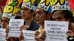 Para demonstran membawa kertas yang berisi pesan dalam aksi protes di depan Kedubes AS di Manila, Filipina (14/10).