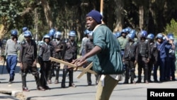 Un manifestant face à la police à Harare, 3 août 2016.