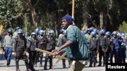 La police disperse une manifestation à Harare, 13 août 2016.